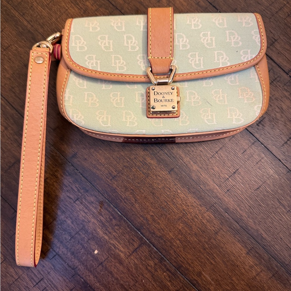 Dooney & Bourke Green‎ Canvas Signature Wristlet E